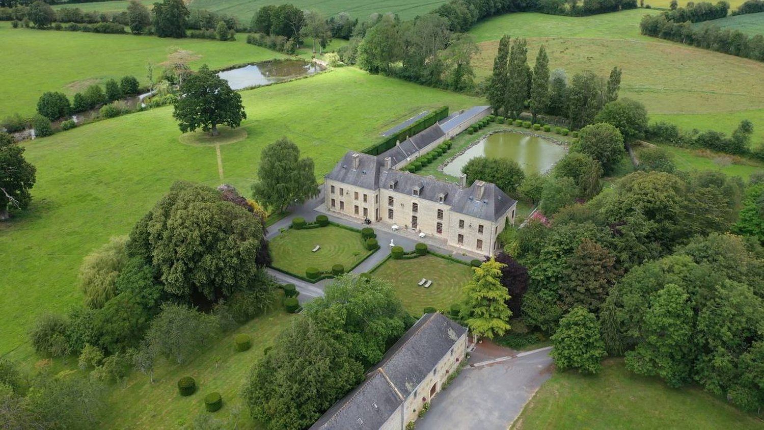 Château du Bû from above: the château, its ponds and fields